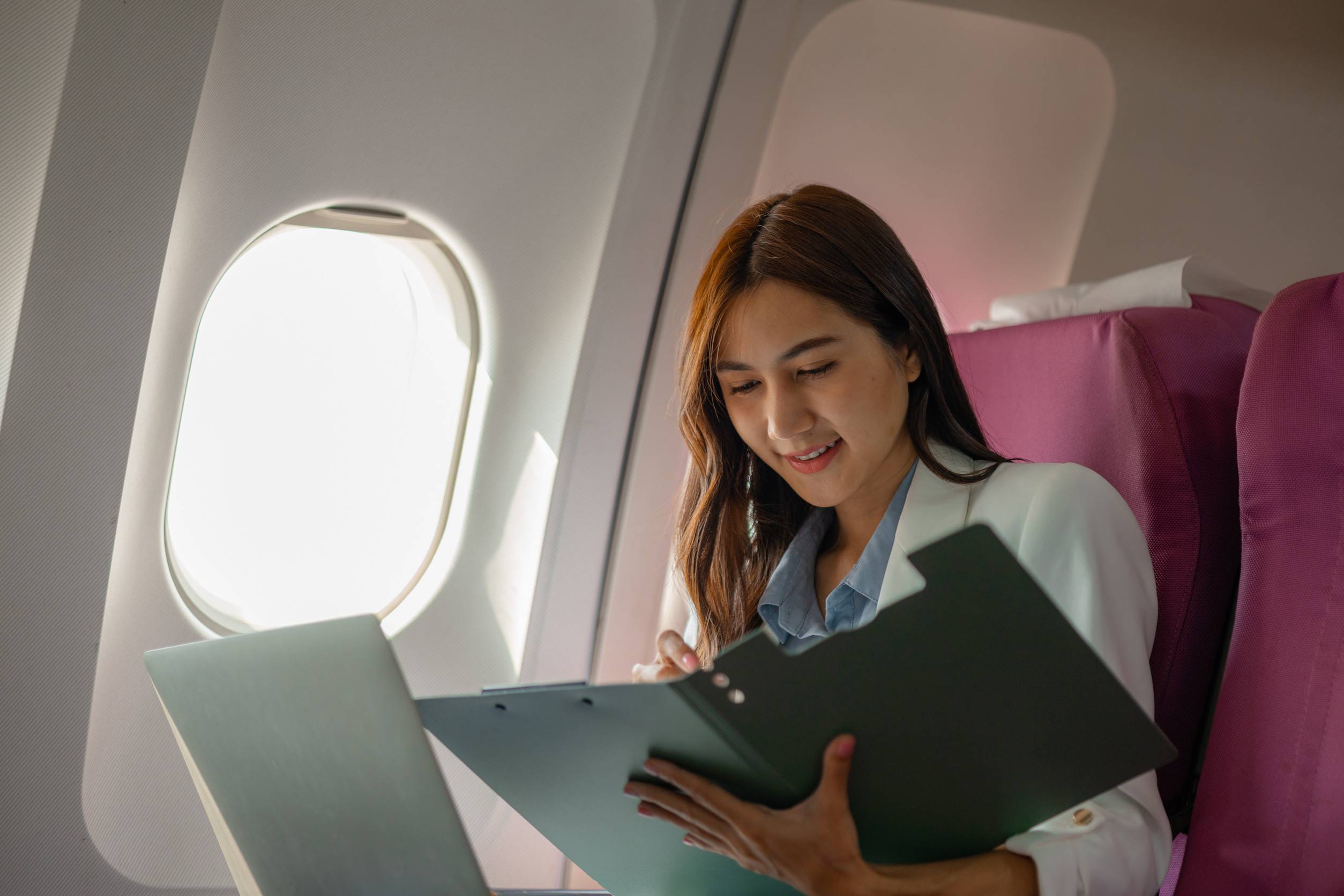 Beautiful Businesswoman Was Traveling To Negotiate A Business With A Business Partner Abroad